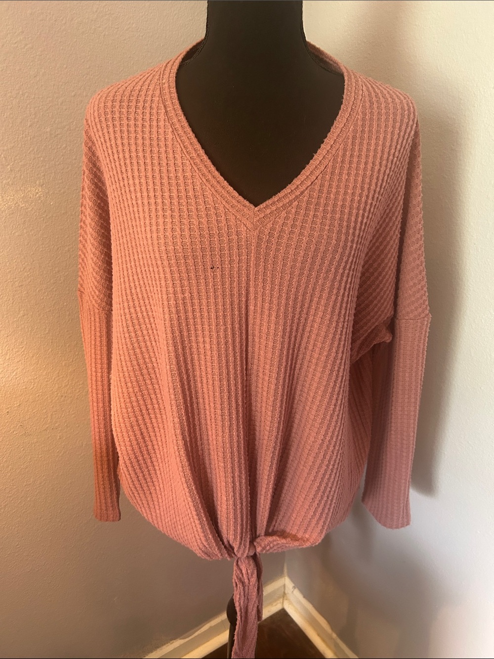 MudPie Women V-Neck Waffle Knit Tie-Hem Sweater Pink Size Sm/Medium